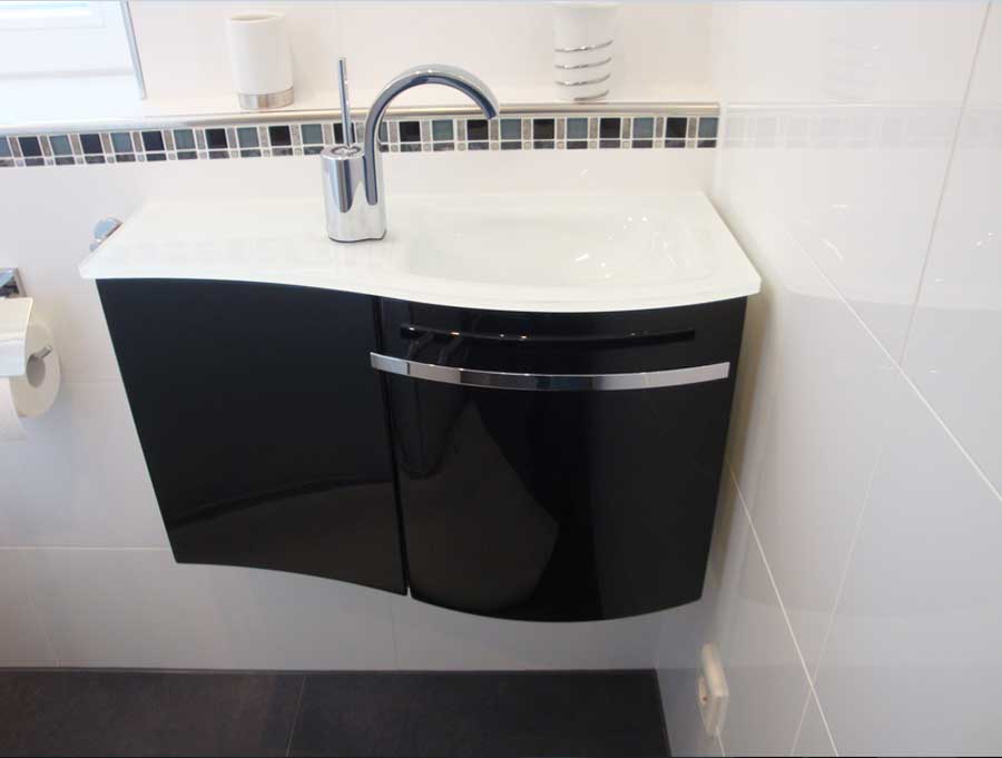 Badezimmer, Glas eckwaschtisch mit unterschrank und 2 türen dass inbegriffen waschtischunterschränke für aufsatzwaschbecken.  