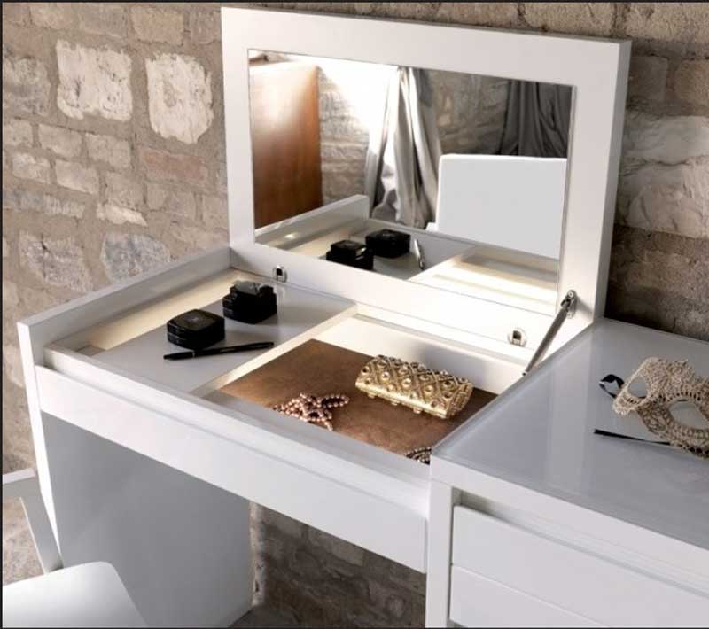 Schlafzimmer, Schminktisch mit aufklappbarem spiegel dass wille ausgerüstet einrichtung.  