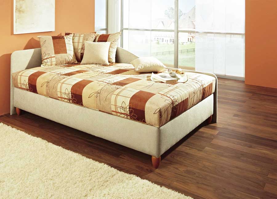 Schlafzimmer, Bett 120×200 mit bettkasten und matratzen dass Integrierte Füße aus Holz.  