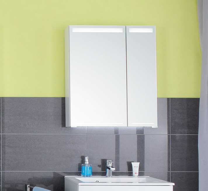 Badezimmer, Spiegelschrank bad 60 cm breit im eine rechteckige Form dass integrierte LED-Beleuchtung.  