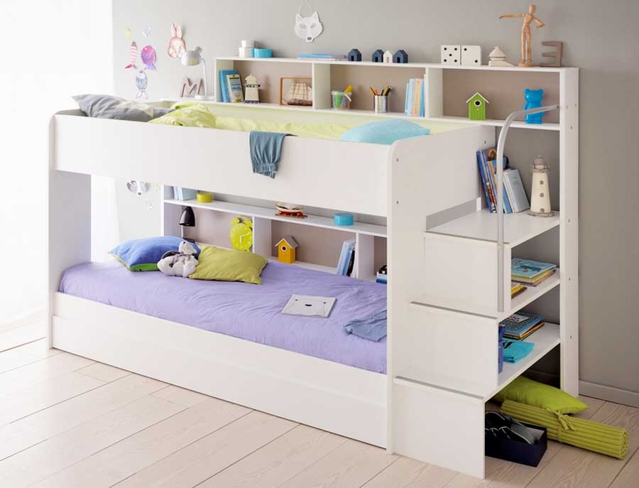 Schlafzimmer, Etagenbett für erwachsene dass komplett mit weißen bücherregale und tischleuchten.  