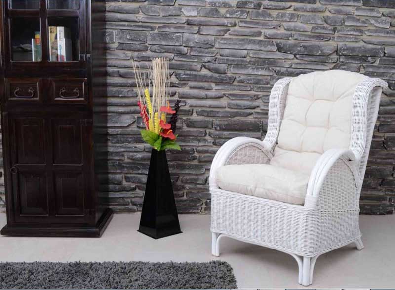 Wohnzimmer, Rattansessel weiss mit polster und kissen inklusive stuhl rattan im landhausstil.  