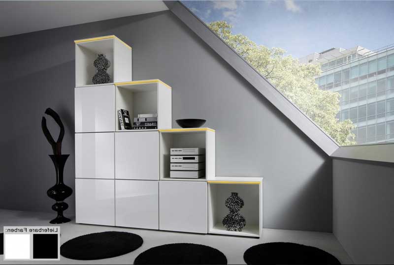 Wohnzimmer, Regal weiß hochglanz ikea mit einigen schrank und schwarze runde teppiche.  