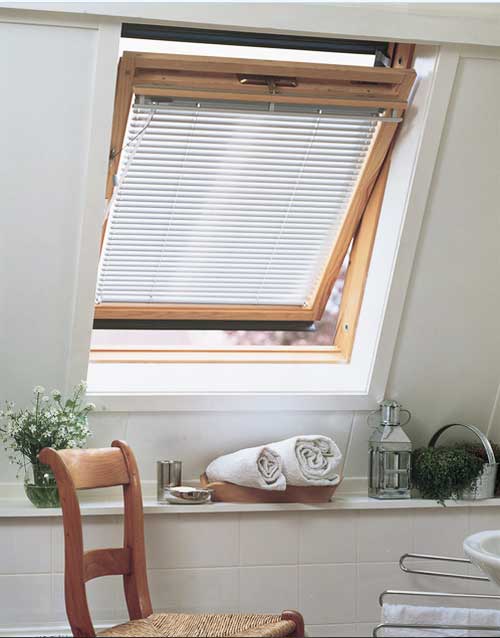 Badezimmer, Velux fenster rollos für badezimmer fenster mit ahorn holz.  