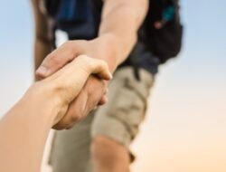 Mampukah Anak Kecil Mengasihi Sesama? Jelaskan Jawabanmu!