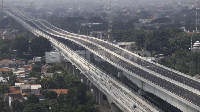 Mengapa jalan tol semakin jauh terlihat menyempit