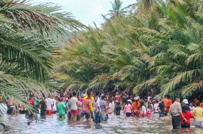 Jelaskan bagaimana pencarian penggabungan dijalankan