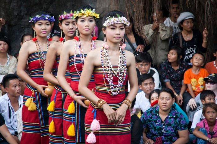 Cambodian kamboja budaya tradisi culture blend sosial bayon