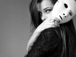 Bermuka Topeng Artinya: Memahami Sisi Gelap Manusia