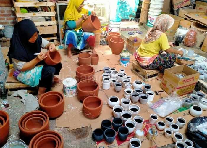 Pola gambar desain pada pot gerabah dibuat dengan menggunakan