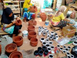 Pola Gambar Desain Pada Pot Gerabah Dibuat Dengan Menggunakan Berbagai Teknik