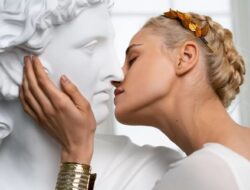 Jelaskan Perbedaan Teknik Membutsir dan Mencetak Patung