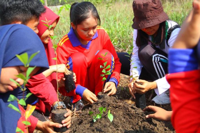 Smp nusantara mengadakan kegiatan menanam pohon