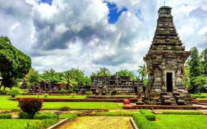 Prasasti budha seni muara sastra kaman kerajaan kutai perkembangan raja kebudayaan mulawarman yupa rupa pertunjukan pada huruf pemerintahan pallawa memimpin