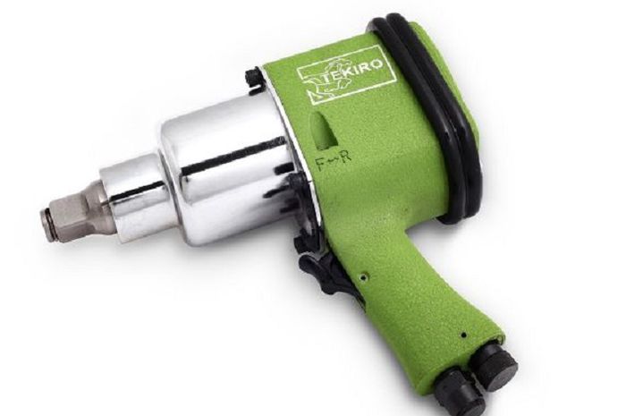 Portable impact wrench digunakan untuk mengendorkan