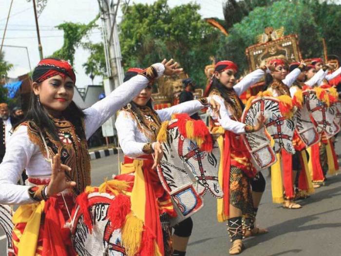 Pola lantai tari gerak penari tugas