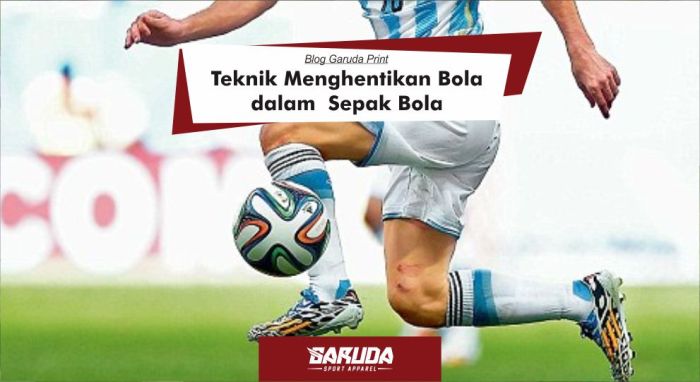 Mengontrol teknik menghentikan sepakbola dengan kaki permainan telapak lambung datar juli bagian sikap awal