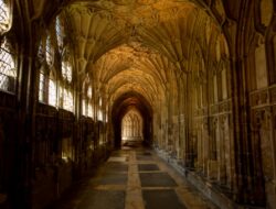 Lokasi Dialog: Menentukan Suasana dan Pengaruhnya