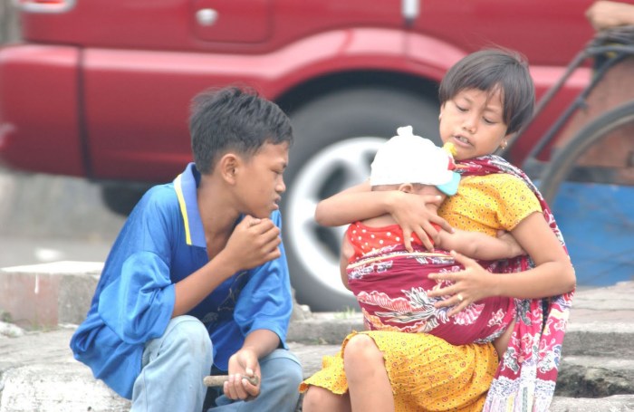 Orang sopan hormat santun kesopanan norma patuh menghormati berbakti adab terhadap taat kedua berbicara harus ilustrasi kartun baik ibu anaknya