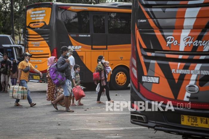 Otobis berjalan di