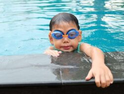 Bagaimana Posisi Perut Saat Berlatih Mengambang Sendiri di Kolam Dangkal