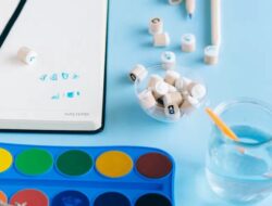 Jelaskan Perbedaan Karakteristik Cat Air dan Cat Minyak