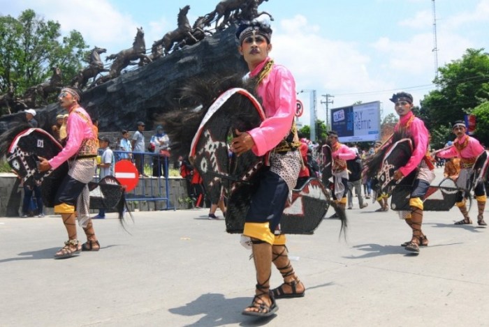 Tari pola lantai seni gerak pendet vertikal lurus garis lengkung macam depan melengkung selatan jaran kepang pada