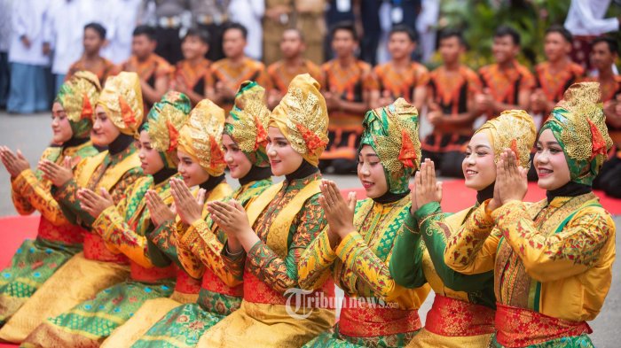 Merak tari tarian borneochannel muasal keindahan fungsi asal properti burung percantik borneo